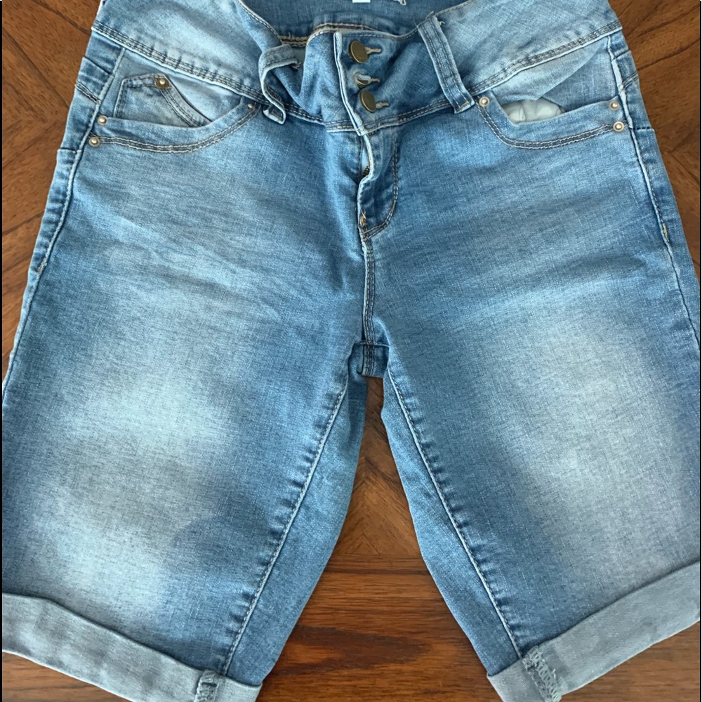 *SOLD*.  YMI wannabettabutt Bermuda Jean short